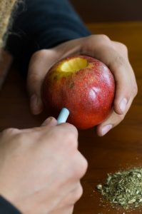 how to make an apple bong